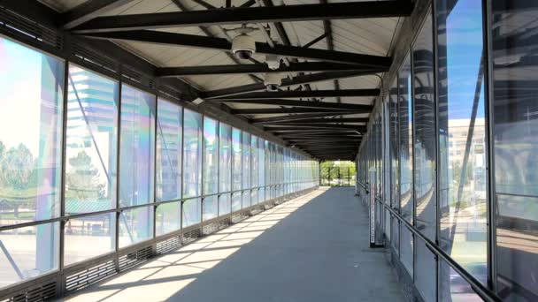 Puente de cruce a estación de tren ligero — Vídeos de Stock