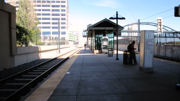 Vista de la estación de tren ligero Arapahoe Village Center . — Vídeo de stock