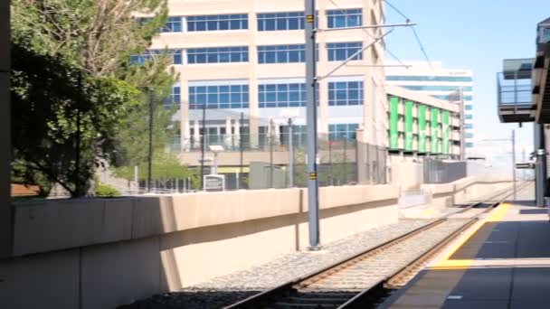 Syn på Arapahoe Village Center pendeltåg station. — Stockvideo