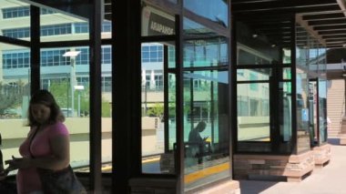  Hafif raylı sistem istasyonuna crossover Köprüsü