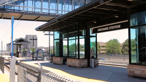 Orchard hafif raylı sistem istasyonu görünümünü. — Stok video