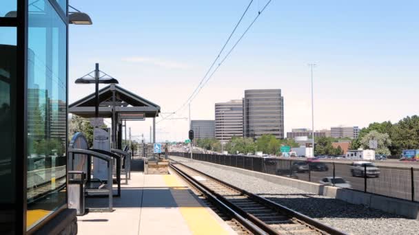 Weergave van het Orchard lightrail station. — Stockvideo