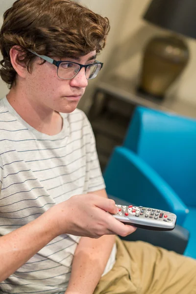 Tonåring tittar på tv — Stockfoto