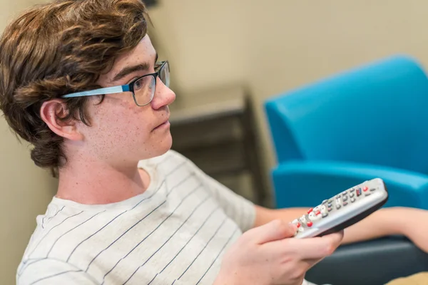 Adolescente guardando la TV — Foto Stock