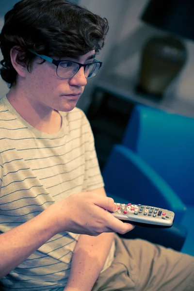 Adolescente guardando la TV — Foto Stock