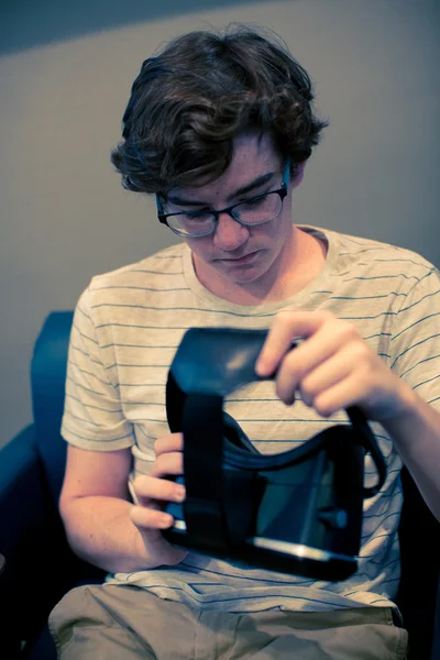 Adolescent garçon et VR lunettes — Photo