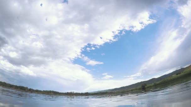 Fritids paddla ombordstigning på liten damm. — Stockvideo
