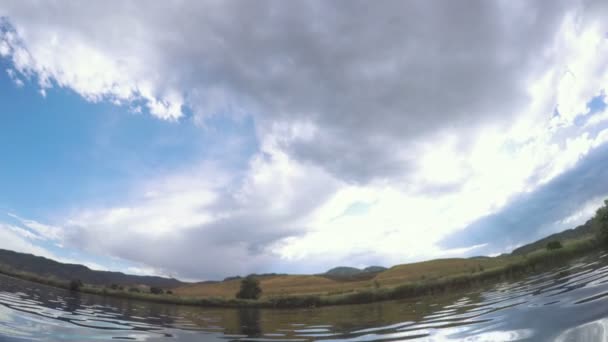 Αναψυχής κουπί επιβίβαση στην μικρή λιμνούλα. — Αρχείο Βίντεο