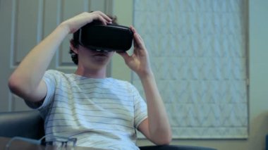 Sanal gerçeklik googles giyen genç adam