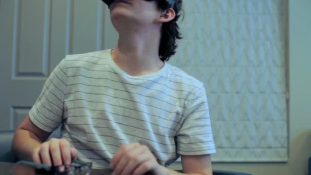 Молодий чоловік в окулярах віртуальної реальності — стокове відео