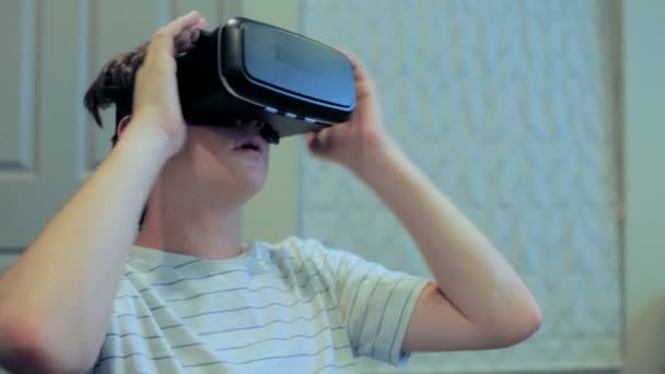 Mladý muž nosí brýle virtuální reality — Stock video