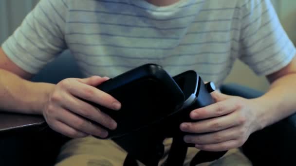 Young man wearing virtual reality googles — Stock Video