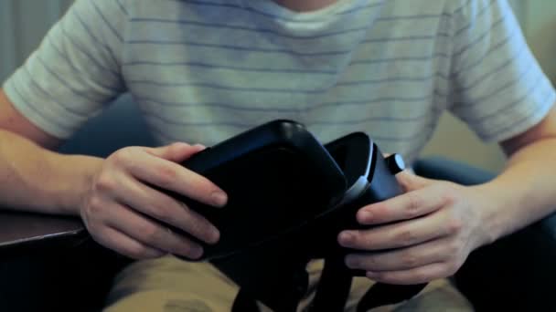 Jeune homme portant des lunettes de réalité virtuelle — Video