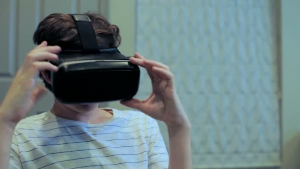 Jovem vestindo óculos de realidade virtual — Vídeo de Stock