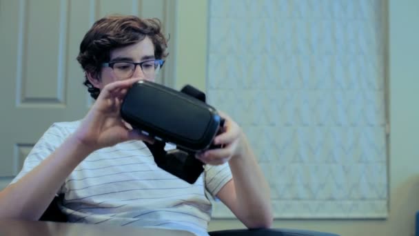 Joven vistiendo googles de realidad virtual — Vídeos de Stock