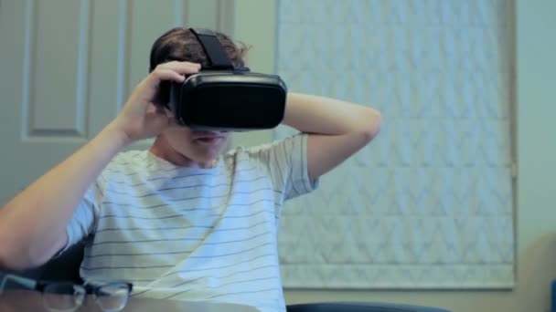 Joven vistiendo googles de realidad virtual — Vídeo de stock