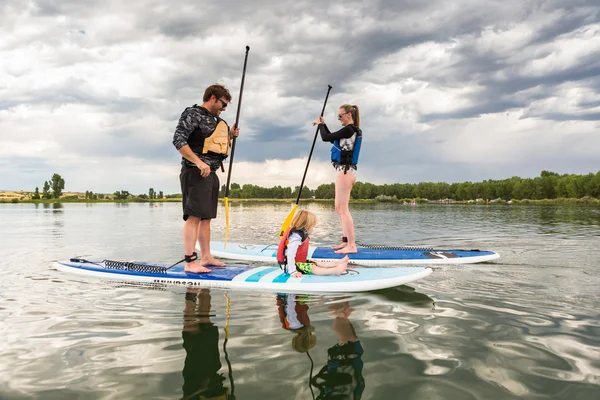 Сім'ї paddleboarding на маленькому ставку. — стокове фото