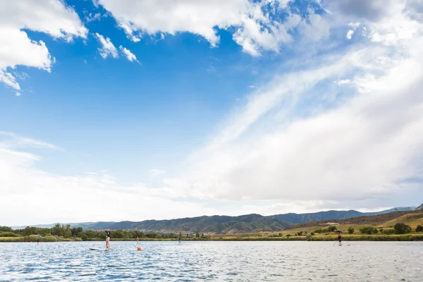 小さな池にレクリエーション paddleboarding — ストック写真