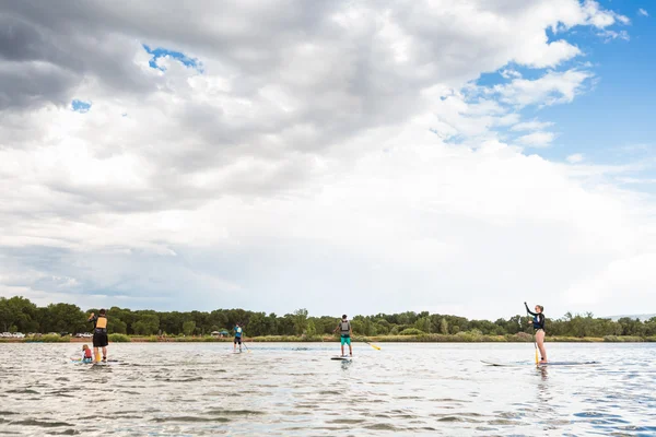 Οικογένεια paddleboarding σχετικά μικρή λιμνούλα. — Φωτογραφία Αρχείου