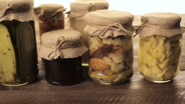 Légumes en conserve faits maison — Video