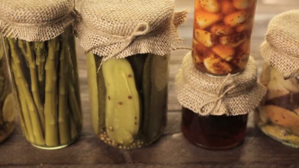 Verduras enlatadas caseras — Vídeo de stock