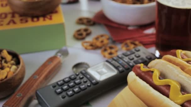 Aperitivos para a festa de futebol — Vídeo de Stock