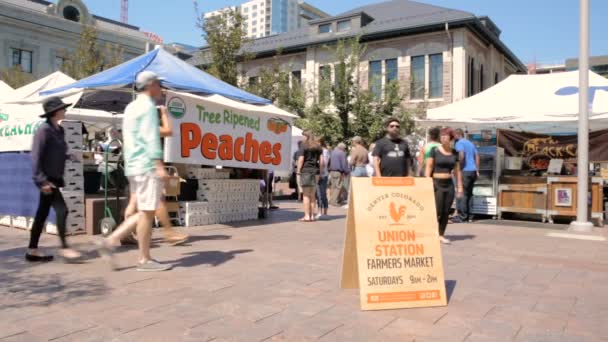 Mercado dos agricultores em frente à estação da União . — Vídeo de Stock