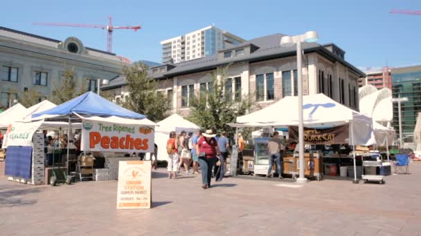 Bauernmarkt vor dem Gewerkschaftshaus. — Stockvideo