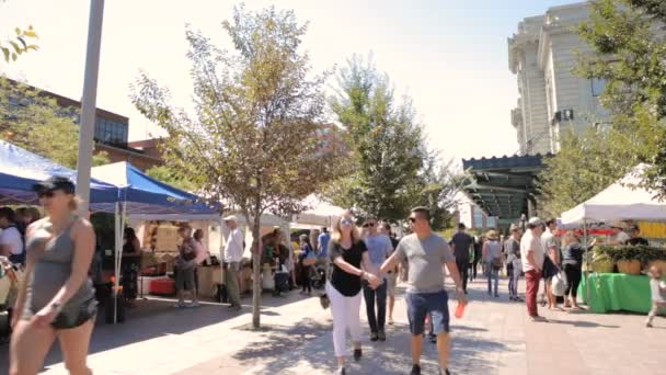 Bauernmarkt vor dem Gewerkschaftshaus. — Stockvideo