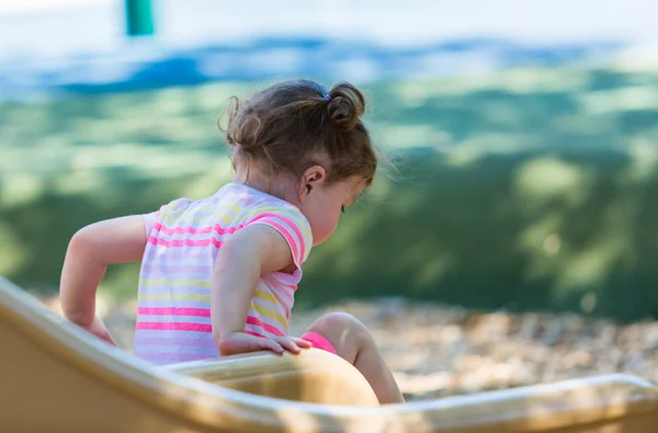 Peuter buiten spelen — Stockfoto