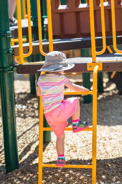 Peuter buiten spelen — Stockfoto