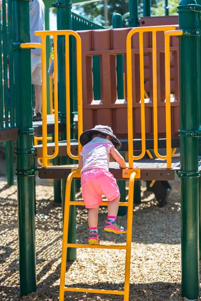 Criança brincando ao ar livre — Fotografia de Stock
