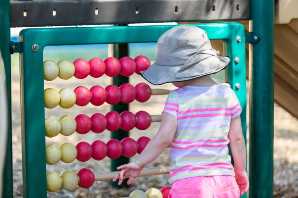 Peuter buiten spelen — Stockfoto