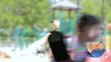 Açık oynayan yürümeye başlayan çocuk