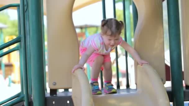 Småbarn som leker utomhus — Stockvideo