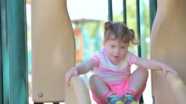 Niño jugando al aire libre — Vídeo de stock