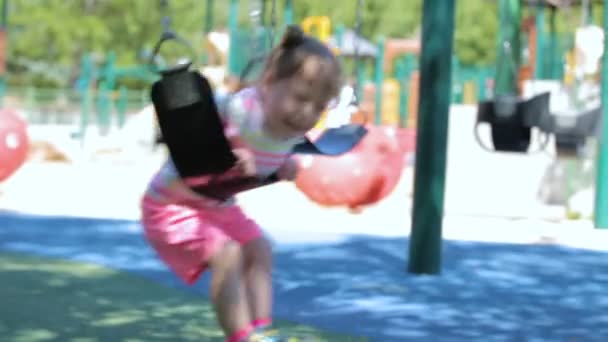 Niño jugando al aire libre — Vídeo de stock