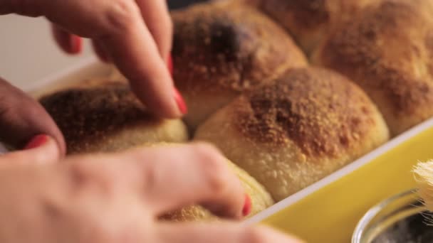 Домашнє обіду рулонів — стокове відео