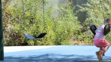 Açık oynayan yürümeye başlayan çocuk