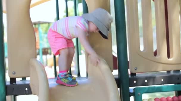 Niño jugando al aire libre — Vídeo de stock