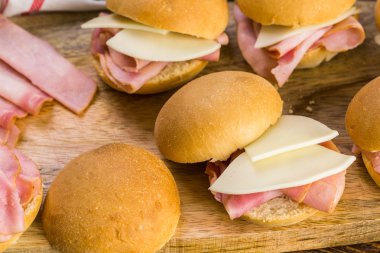 Jambon ve peynir kaydırıcıları