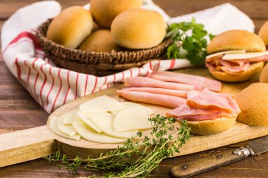 Jambon ve peynir kaydırıcıları