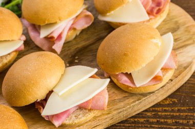 Jambon ve peynir kaydırıcıları