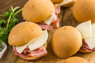 Jambon ve peynir kaydırıcıları