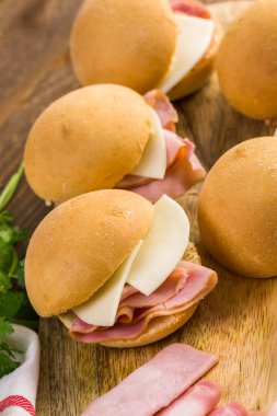 Jambon ve peynir kaydırıcıları