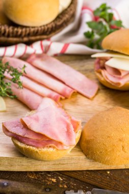 Jambon ve peynir kaydırıcıları