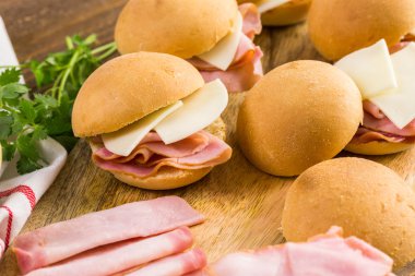 Jambon ve peynir kaydırıcıları