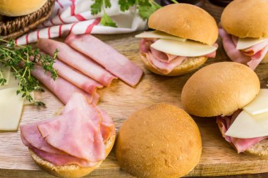 Jambon ve peynir kaydırıcıları