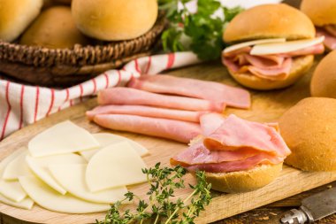 Jambon ve peynir kaydırıcıları