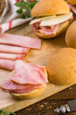 Jambon ve peynir kaydırıcıları